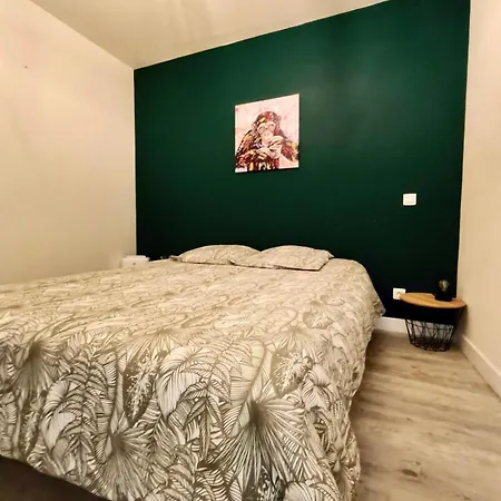 Chez Les Filles Defrance *