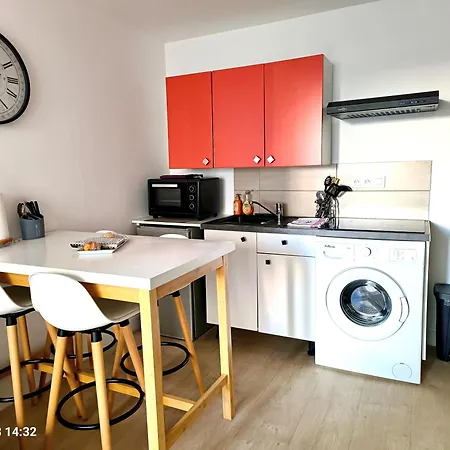 Chez Les Filles Defrance *