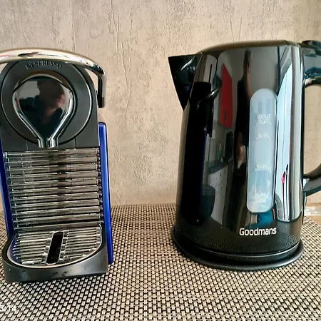 Chez Les Filles Defrance