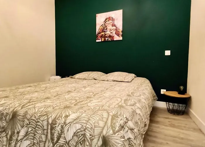 Chez Les Filles Defrance *