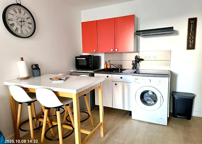 Chez Les Filles Defrance *